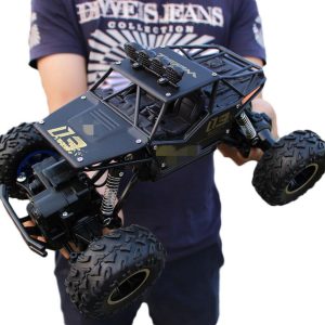 RC Rock Crawler 4x4 držan u rukama prikazuje veličinu i dizajn